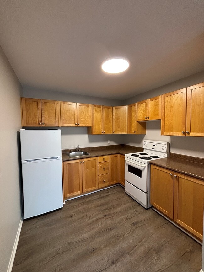 Building Photo - SPACIOUS TWO BEDROOM APARTMENT - COLE HARBOUR