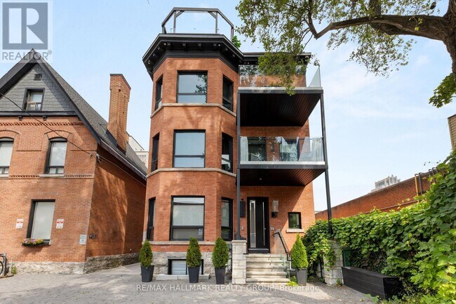 Building Photo - 201-201 MacLaren St
