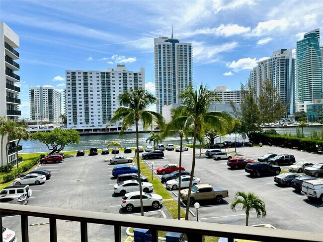 Foto del edificio - 800 Parkview Dr