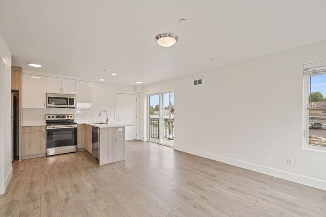 Building Photo - Sunnyside 12 Apartments Available! 1 bed, ...