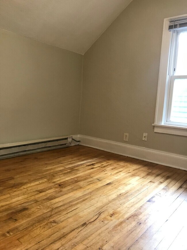 Foto del edificio - Single Family Home - LAUNDRY INCLUDED! HUGE YARD!