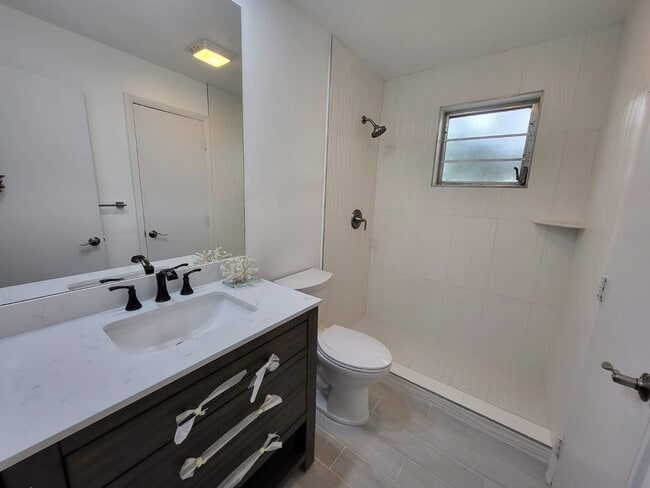 Foto del edificio - 220 NW 25th Ct