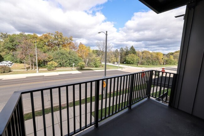 Foto del edificio - 8041 W Bluemound Rd