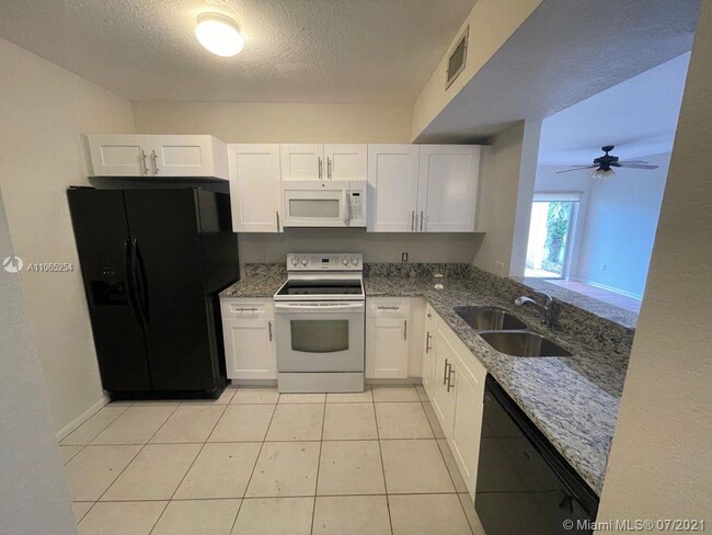 Building Photo - 1133 Golden Lakes Blvd