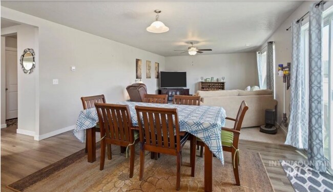 Foto del edificio - 765 SW Huebert St