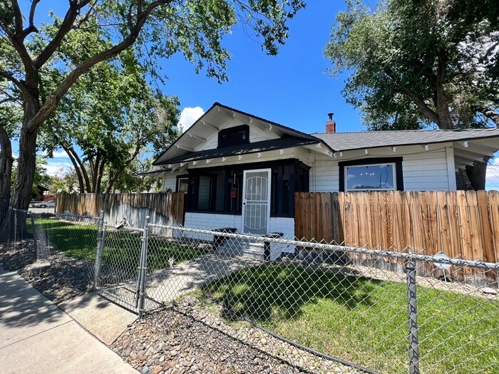 Primary Photo - 832 Avenue of the Oaks