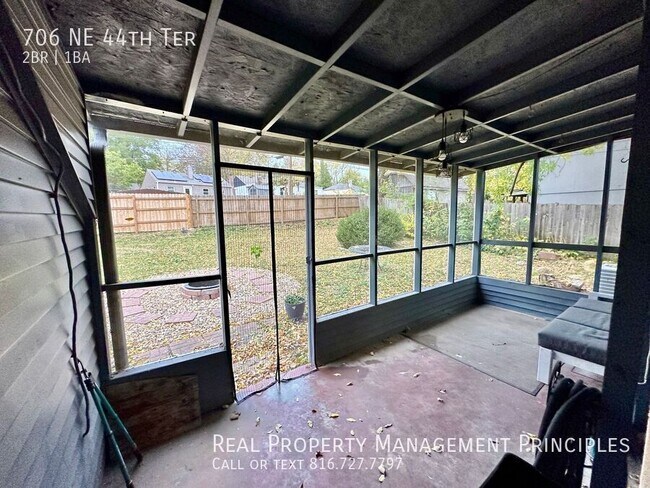 Building Photo - Recently Renovated 2 Bedroom, 1 Bathroom H...