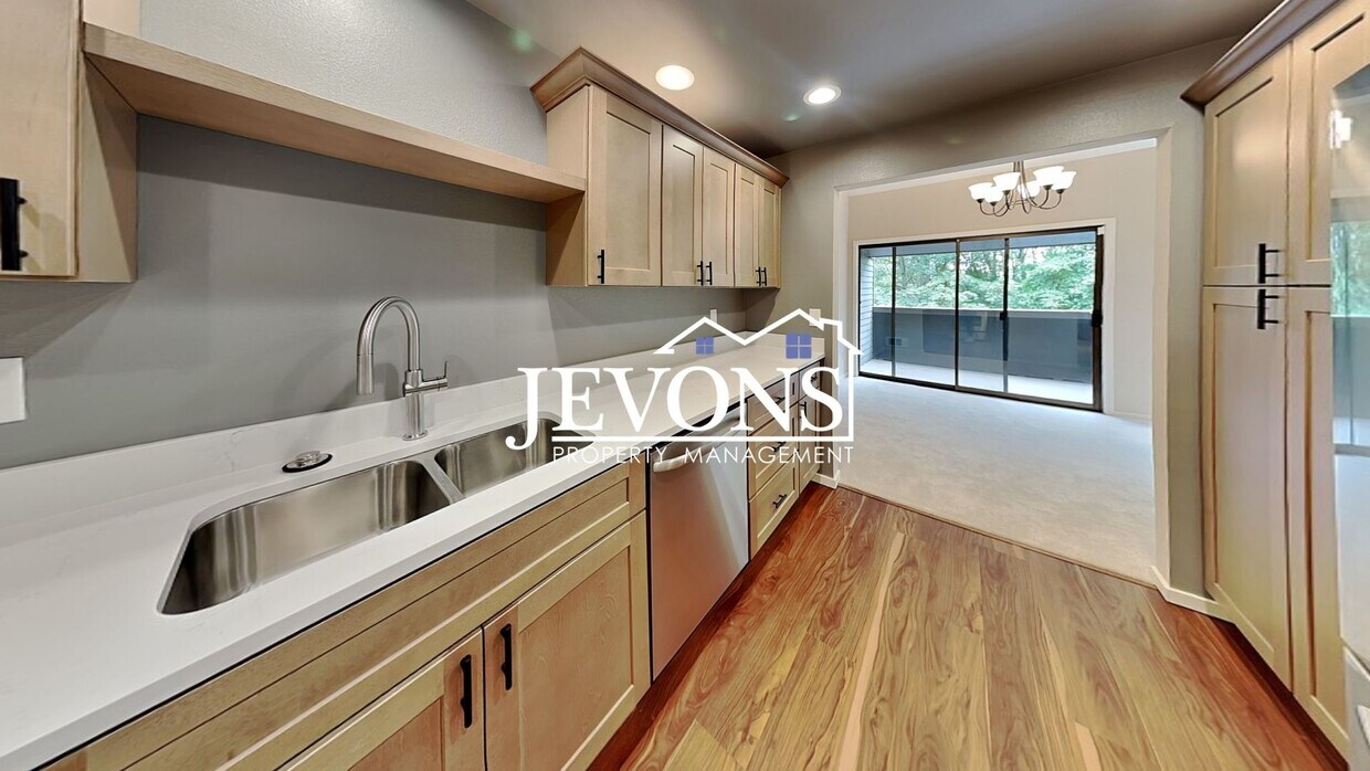 Foto principal - Top-floor 2-level condo with brand-new kitchen and ensuite bath – Utilities and internet included...