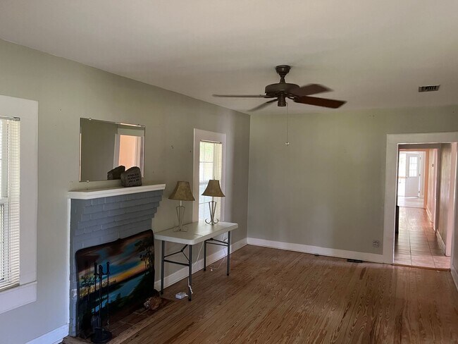 Building Photo - Charming 4 Bedroom Farmhouse near Jasper