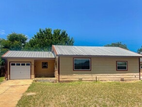 Building Photo - 1000 E Llano Dr