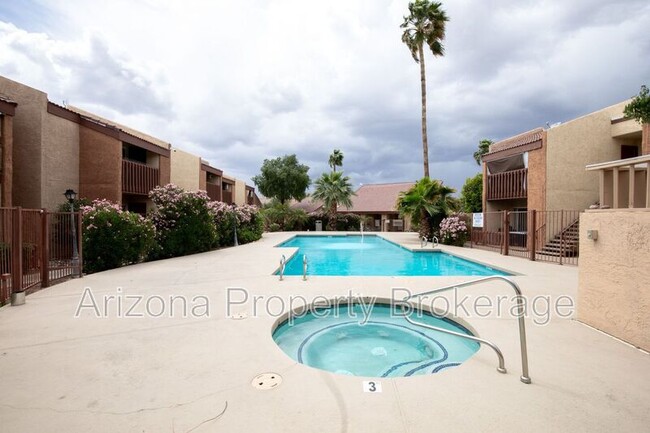 Building Photo - 2121 W Royal Palm Rd