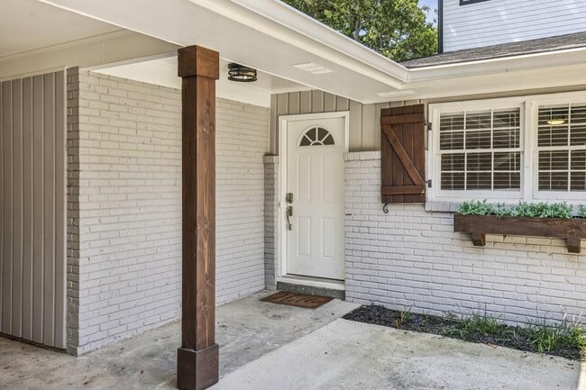 Building Photo - 2575 Sharondale Dr NE