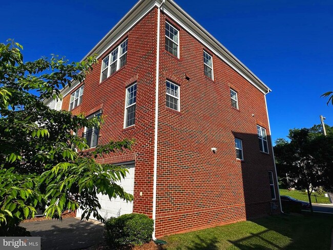 Building Photo - 8862 Orchard Ln