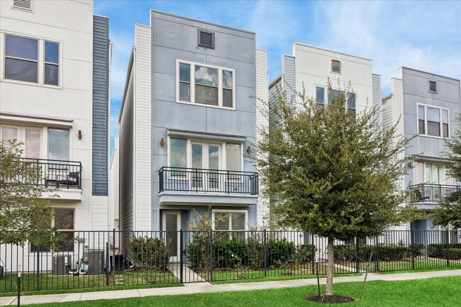 Building Photo - 2612 Bastrop St