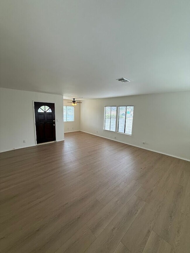 Foto del edificio - Beautiful 3 Bedroom, 2 Bathroom Granada Hills Home with Detached Garage!