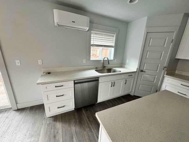 Building Photo - 302 Oak St