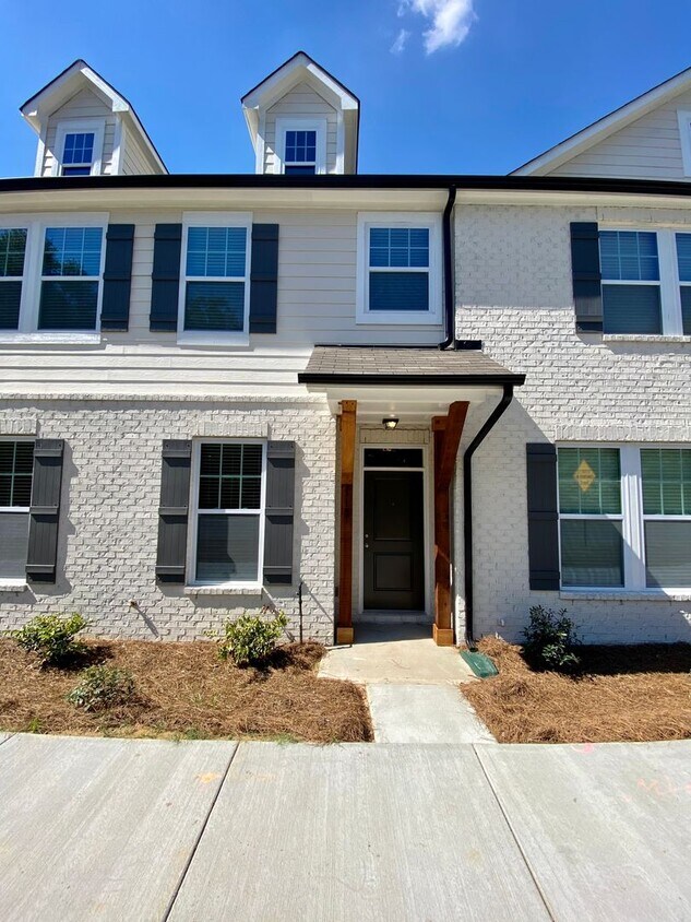 Primary Photo - Gorgeous Like New Townhome in Pineville