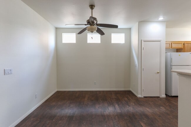 Foto del edificio - North Las Vegas Home 3 Beds with Desk Area...