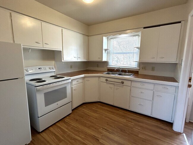Building Photo - 821 Skyline Dr