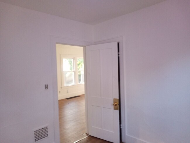 Foto del edificio - 2050 Berdan Ave