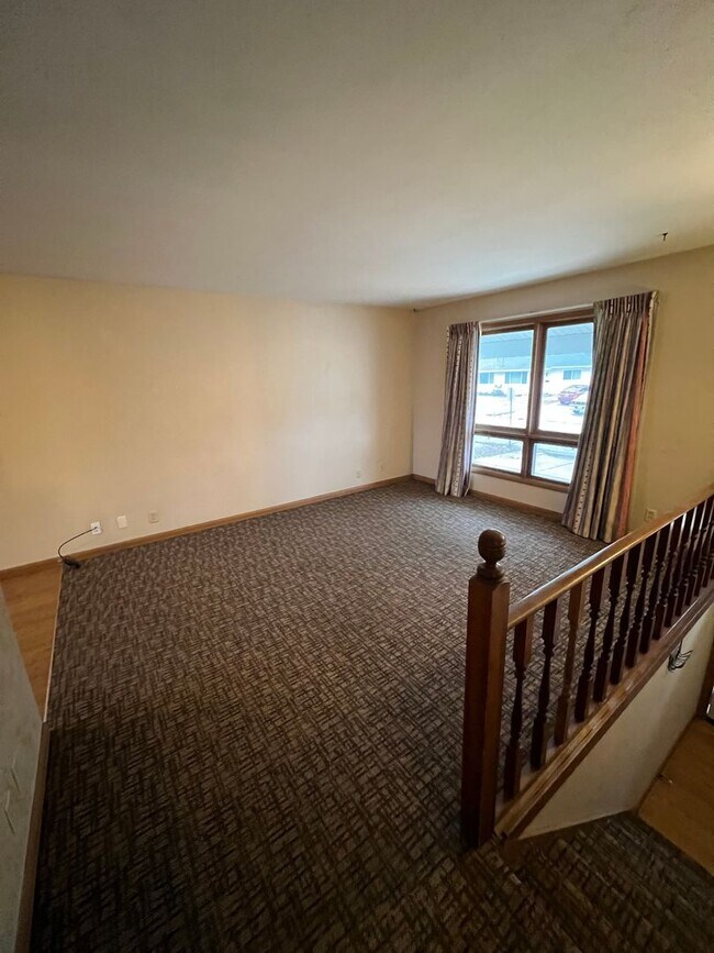 Building Photo - Three Bedroom!