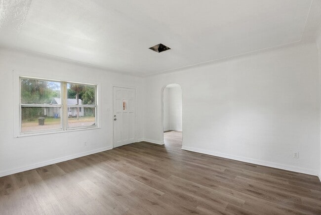 Building Photo - 623 37th Ave S