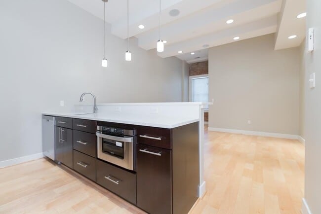 Building Photo - Modern 1 bed + Den in Logan Circle