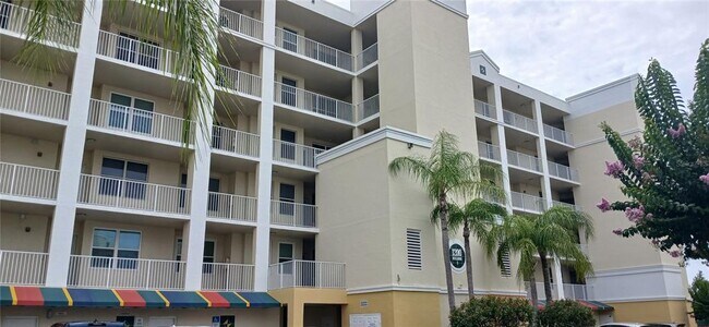 Building Photo - 1200 Country Club Dr