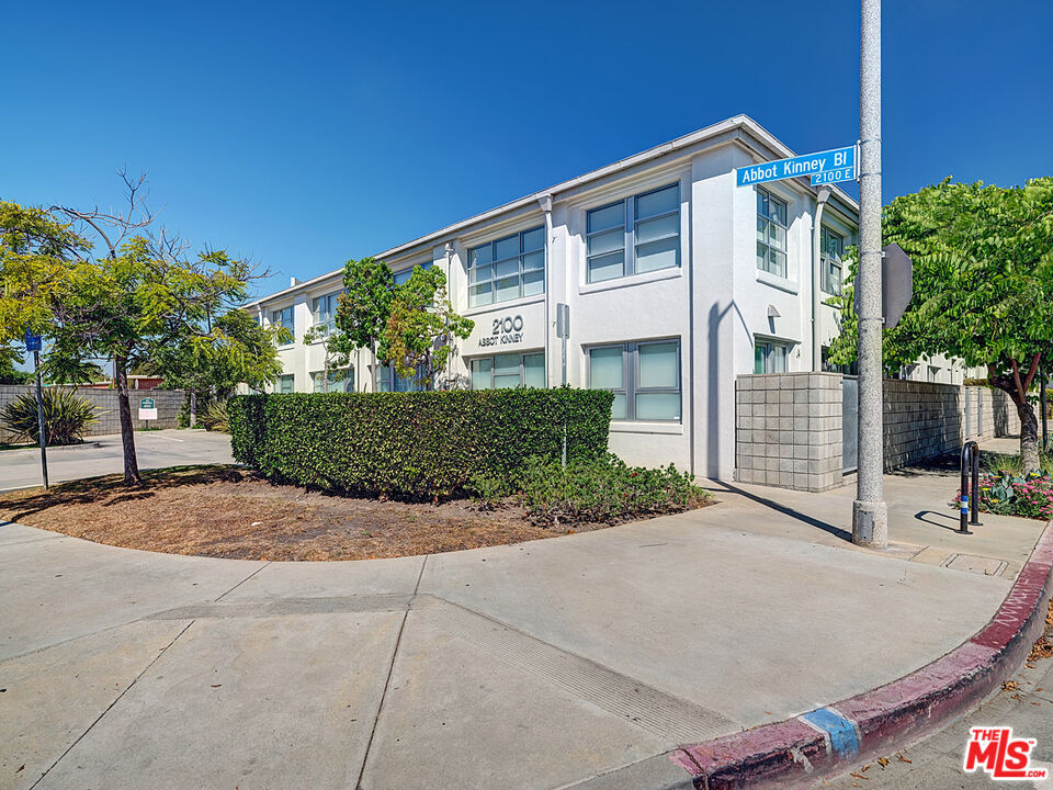 Primary Photo - 2100 Abbot Kinney Blvd