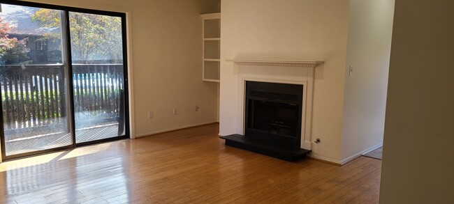 Building Photo - 701 Cumberland Ct SE