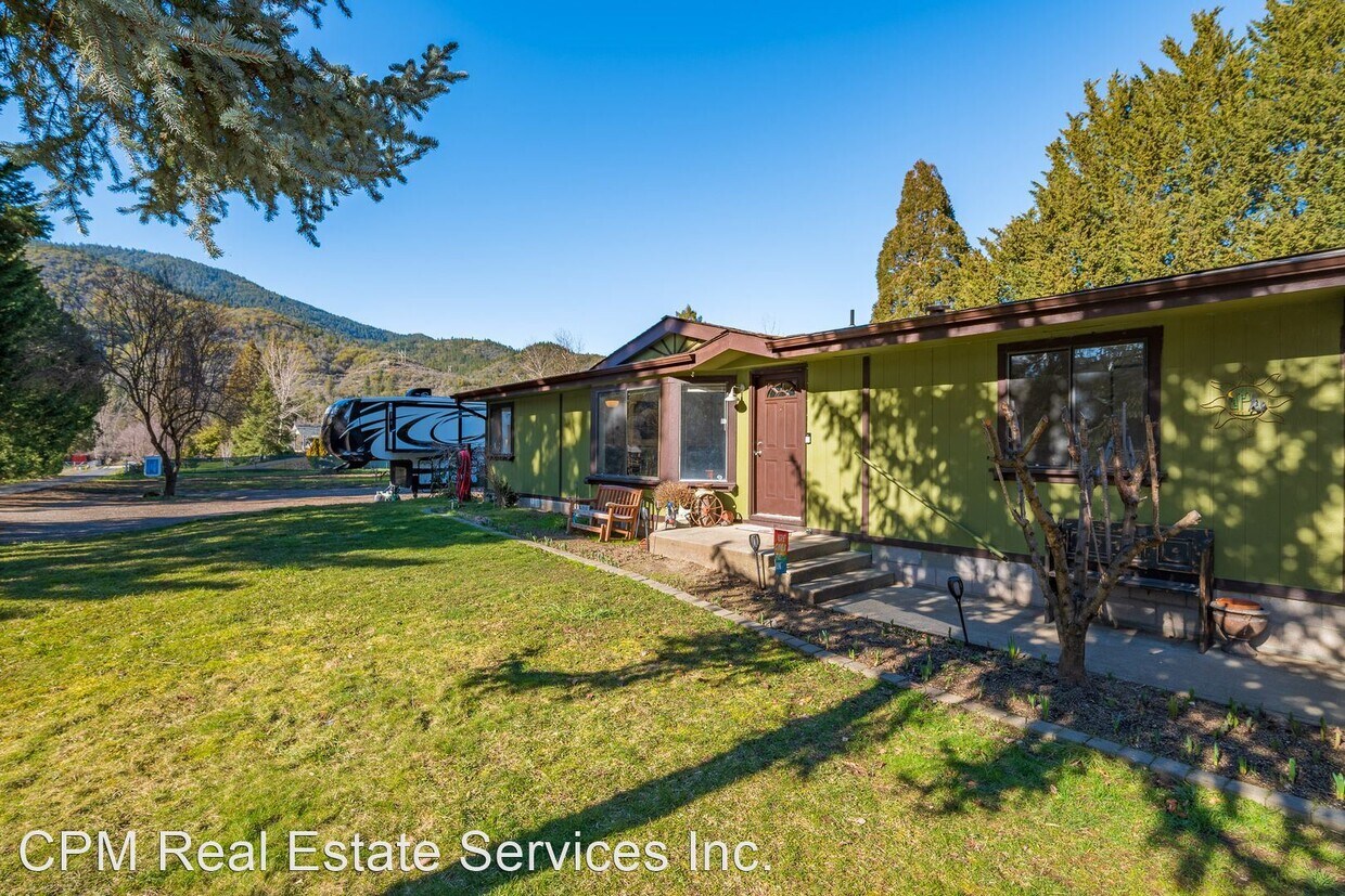 3 br, 2 bath House 8362 Rogue River Hwy House Rental in Grants Pass