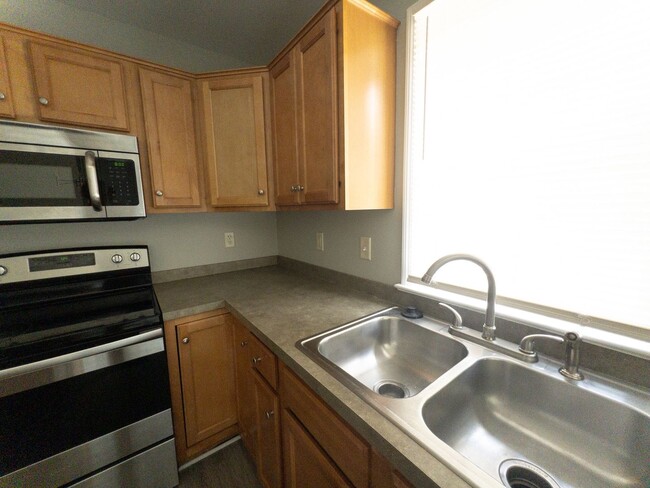 Building Photo - Townhome with 3 beds, 2.5 baths