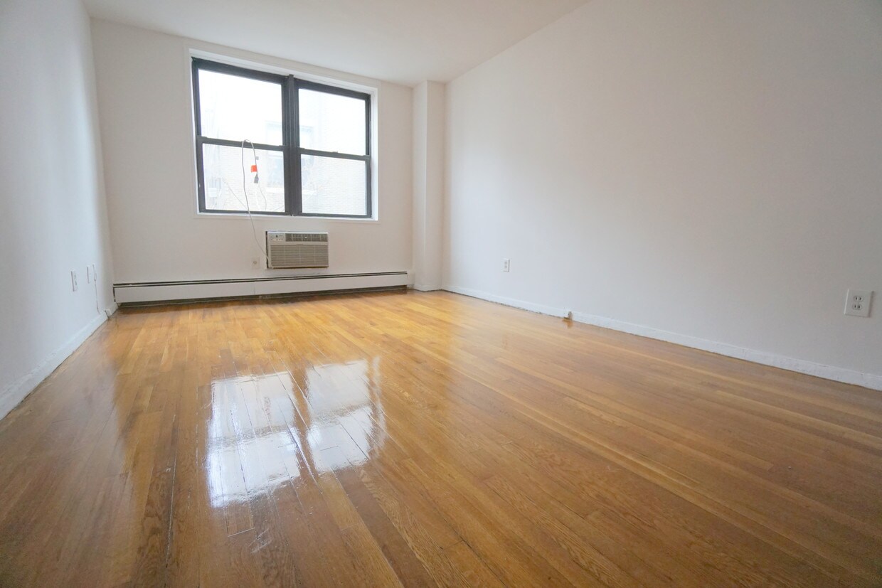 Foto principal - 235 E 83rd St