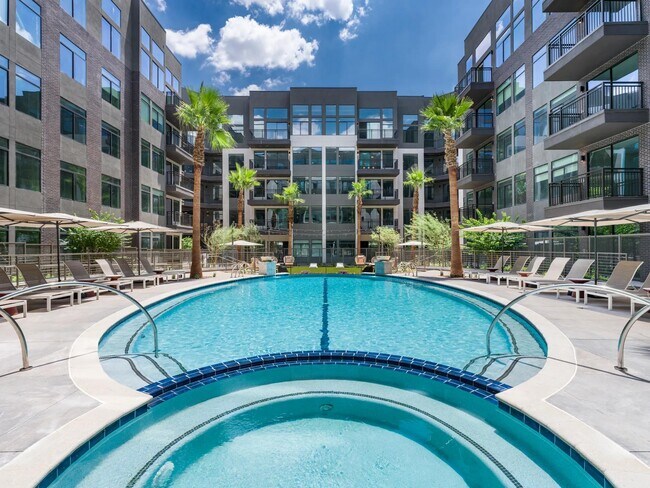 Refrésquese en la piscina estilo resort o disfrute de un relajante baño en el spa, todo ello rodeado de exuberantes paisajes y elegantes tumbonas. - Modera Reserve