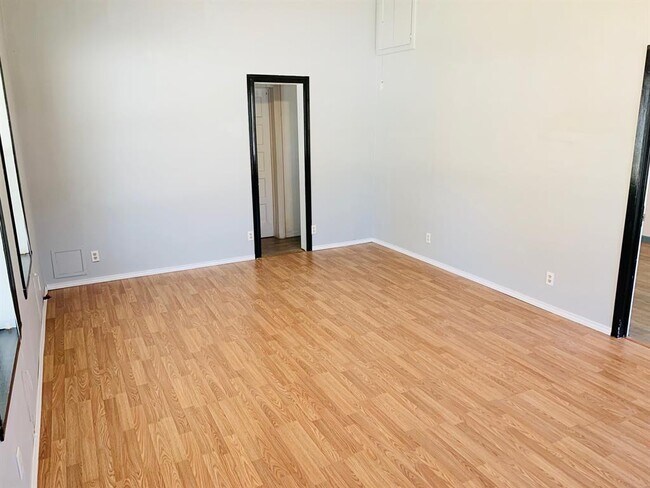Foto del edificio - 106 N Oak Ave