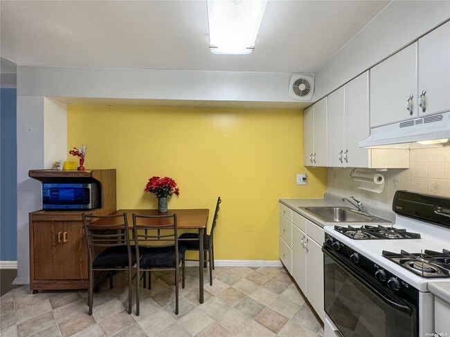 Foto del edificio - 195-25 37th Ave