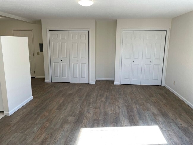Building Photo - Large Upstairs Studio with Utilities Paid