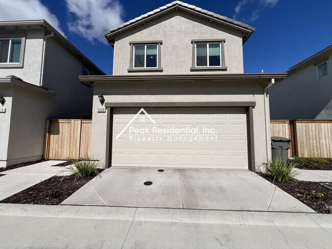 Foto del edificio - 3bd/2ba Roseville Home with 2 Car Garage