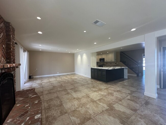 Building Photo - Beautiful 2-story pool home