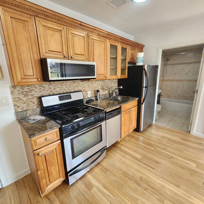 Foto del edificio - 66-83-83 70th St