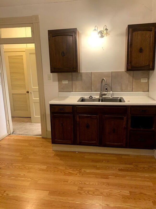 Building Photo - 2/1 Apartment in Highland Park - Available Now!