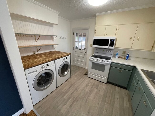 Building Photo - Beautiful 2-bed 1-bath Home with Large Fenced-in Backyard