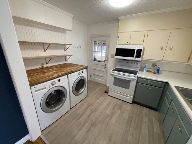 Foto del edificio - Beautiful 2-bed 1-bath Home with Large Fenced-in Backyard