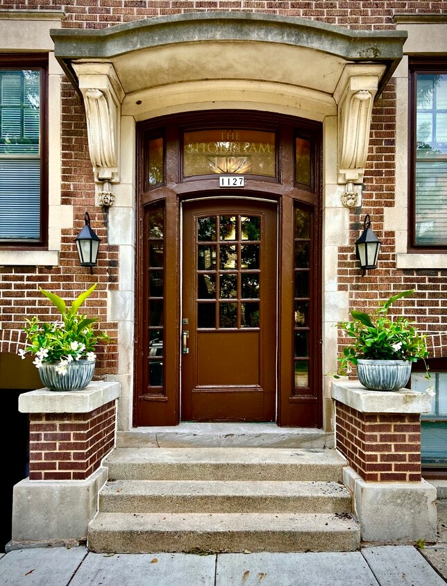 Primary Photo - Shoreham Apartments