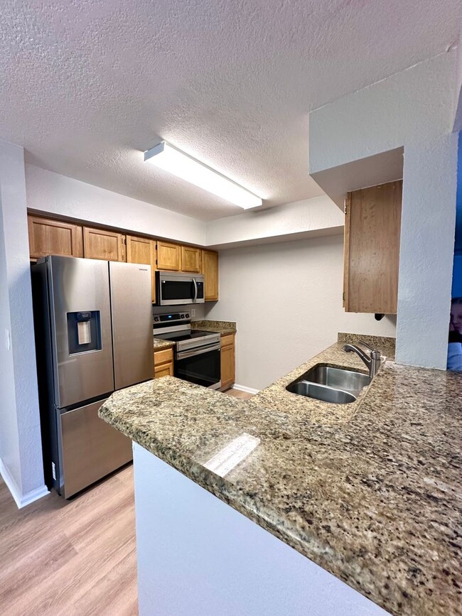 Building Photo - Newly Renovated 2 Bed / 2 Bath Condo in In...