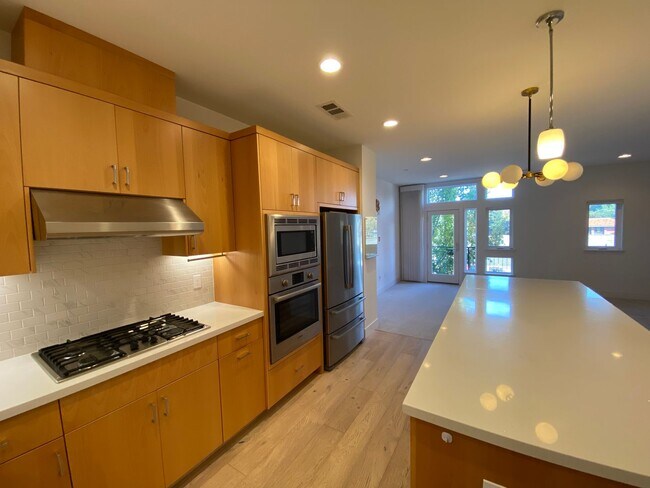 Foto del edificio - Charming 4 bed, 4 bath townhome in Fremont,Ca