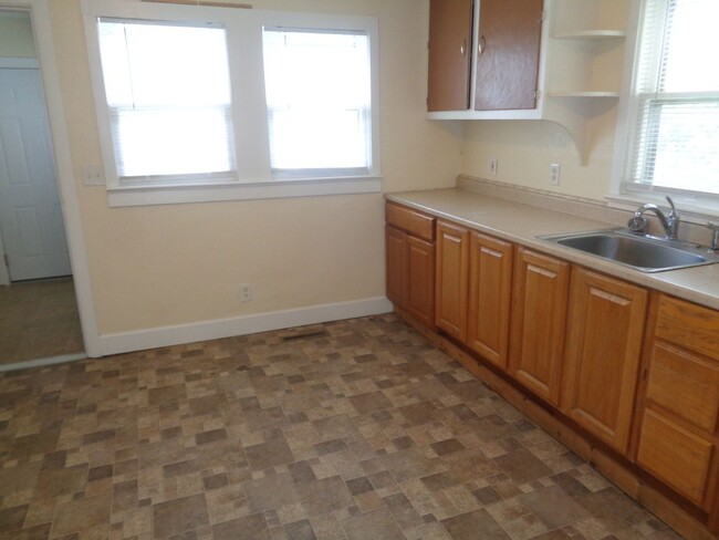 Building Photo - Renovated 2 bedroom, 1 bathroom home on So...