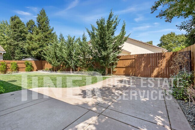Building Photo - Stylish Pet-Friendly Home In The Gateway W...