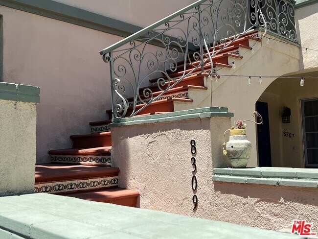 Foto del edificio - 8309 Blackburn Ave