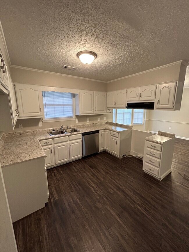Building Photo - 408 Chesapeake Dr
